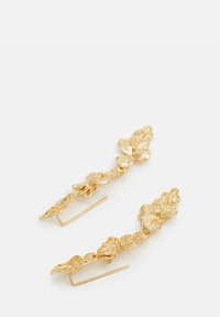 Ohrringe in Goldfarbe mit einem Blätterdesign und strukturierten Details, hängend an einem geraden Stift mit einer Schlaufe für sichere Befestigung.