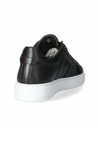 Sneaker in pelle marrone con finitura testurizzata, suola bianca e design minimalista. Presenta un tallone imbottito e sottili dettagli di cucitura.