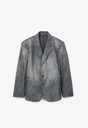 Blazer de hombre a cuadros gris y negro con tres botones, solapas con muesca y dos bolsillos frontales con solapa, colocado plano sobre fondo blanco.