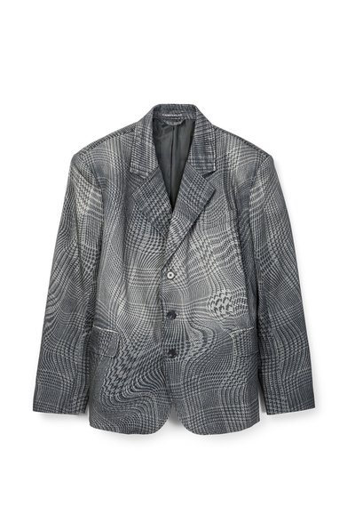 Blazer de hombre a cuadros gris y negro con tres botones, solapas con muesca y dos bolsillos frontales con solapa, colocado plano sobre fondo blanco.