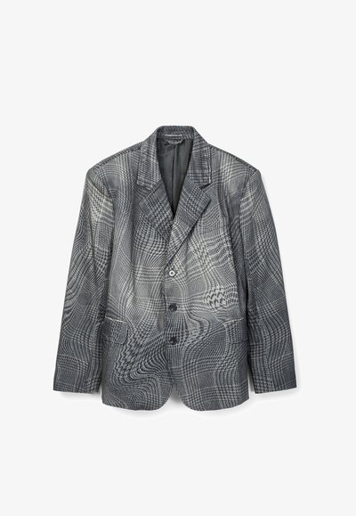 Blazer de hombre a cuadros gris y negro con tres botones, solapas con muesca y dos bolsillos frontales con solapa, colocado plano sobre fondo blanco.