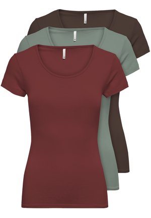 Drei kurzärmelige T-Shirts: burgunderrot, gedämpftes Grün und dunkelbraun. Aus einem weichen Baumwollmix, mit rundem Ausschnitt und figurbetontem Schnitt.