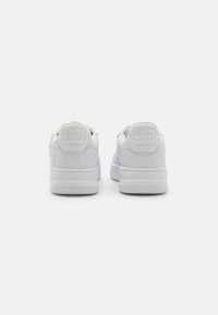 Hvite skinnsneakers med teksturert detaljer, polstret krage og preget merkevarelogo på hælen. Gummisåle med fiskebensmønster.