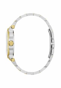 Srebrni i zlatni ručni sat s pravokutnim kućištem, teksturiranim okvirom, dva gumba i narukvicom s karikama koja sadrži polirane i matirane završne obrade.