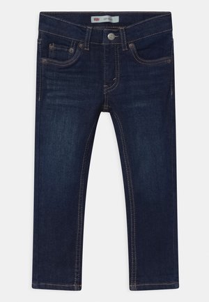 Vaqueros de mezclilla azul oscuro con corte ajustado, cuentan con diseño de cinco bolsillos, costuras visibles y cierre con botón metálico en la cintura.