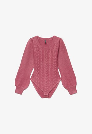 Body rosa polvere a maniche lunghe, lavorato a maglia con motivi a trecce e polsini e scollo a coste, disteso su sfondo bianco.
