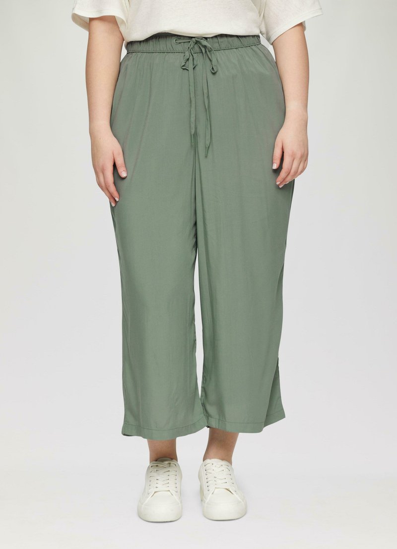 Comfortabele groene wijde broek van lichtgewicht stof, met een elastische tailleband met trekkoord en zijsplitten aan de zoom.