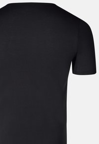 Czarny t-shirt z krótkim rękawem o gładkiej fakturze i klasycznym dekolcie w serek, z prostym, nieozdobionym widokiem z tyłu.