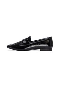 Mocasines de charol negro con punta afilada, que cuentan con un tacón de altura media y un acabado brillante y elegante, acentuados por una correa decorativa.