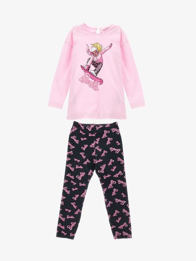 Haut à manches longues rose avec un graphique d'une fille faisant du snowboard. Leggings noirs ornés de logos "Barbie" roses en répétition. Tissu doux.