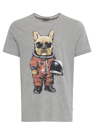 Szara koszulka z krótkim rękawem z motywem kreskówkowego psa w pomarańczowym skafandrze astronauty, z czarnymi butami i okularami przeciwsłonecznymi, trzymającego hełm kosmiczny.