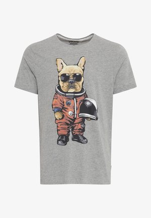 Halli lühikeste varrukatega T-särk, millel on koomiline koer oranžis astronautide ülikonnas, mustade kingade ja prillidega, hoidmas kosmosekiivrit.