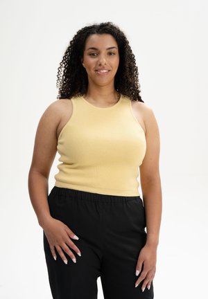 Geel geribbeld tanktop met een ronde halslijn en brede banden, gecombineerd met zwarte broek met elastische taille, in een ontspannen pasvorm.