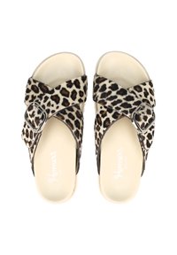 Leopardenmuster Riemchensandalen mit einem Kreuzriemen-Design, Schnallenakzent und einer beigen Fußbett. Glatte Textur mit flacher Sohle.