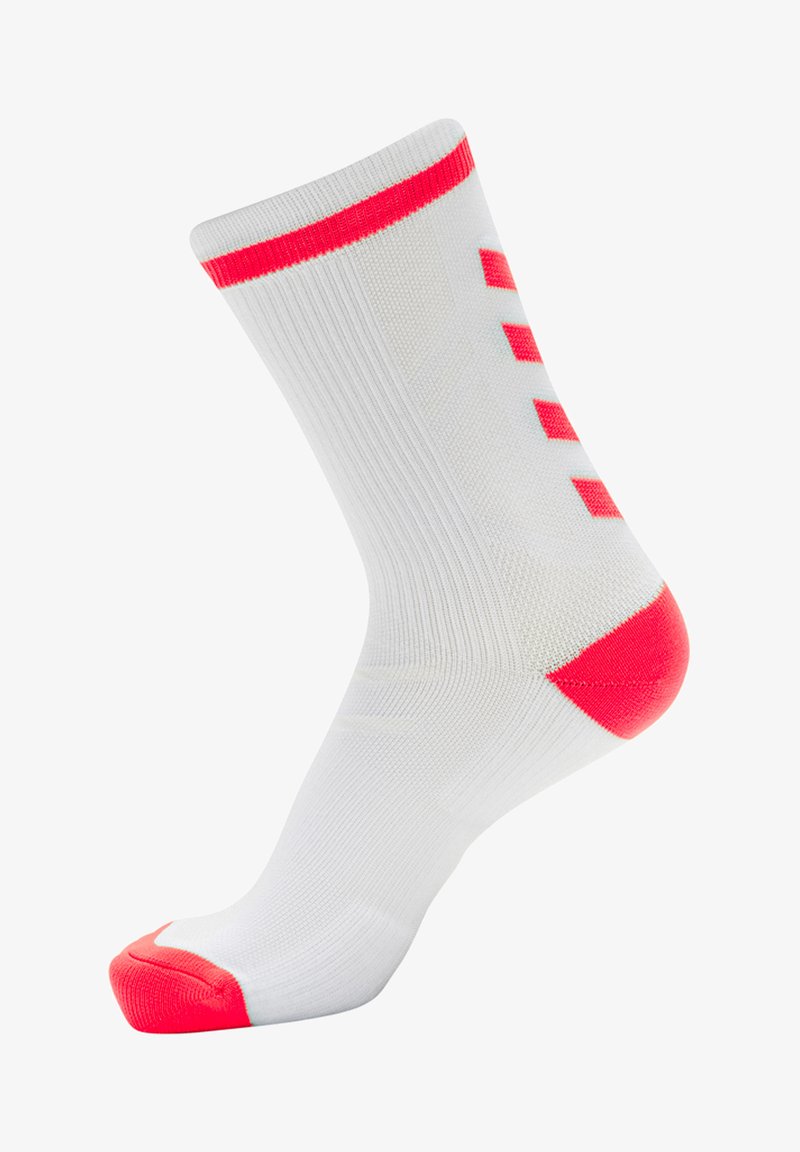 Calcetín deportivo blanco con textura acanalada, que presenta acentos en color rosa neón en el puño, el talón y el dedo del pie, con rayas gráficas en el costado.