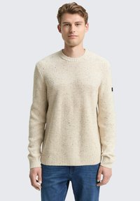 Hellbeige strukturierter Strickpullover mit einem gerippten Rundhalsausschnitt, langen Ärmeln und dezenten Farbnuancen. Mit einem gerippten Saum und Bündchen.