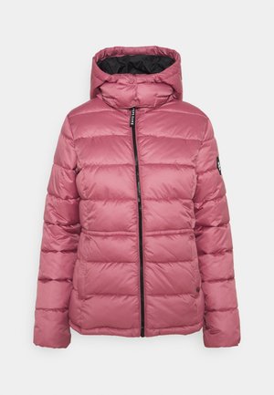 Różowa kurtka puchowa z kapturem, z prążkowaną teksturą, zapięciem na zamek i czarnym podszewką; posiada poziome pikowania oraz detal z logo.