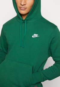 Nike Sportswear SPORTSWEAR CLUB FLEECE - Sweatshirt com capuz - gorge green/gorge green/white