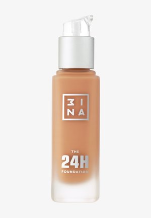 Foundation in einer klaren Glasflasche mit einer silbernen Pumpe, die einen matten Beigeton enthält. Der Text zeigt "3INA" und "DIE 24H FOUNDATION".