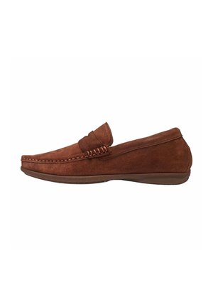Zapato estilo mocasín de ante marrón con un tacón ligeramente elevado, que presenta detalles de costura en la parte superior y un acabado de textura suave.