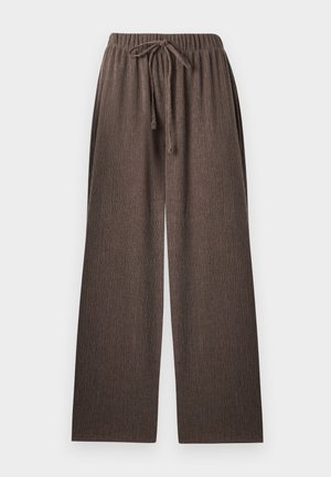 Brune teksturerte vide bukser med elastisk midjebånd og snøring, vist mot en ensfarget lys bakgrunn.