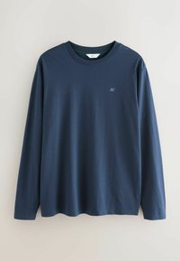 Tumši zila garo piedurkņu T-krekls, izgatavots no mīkstas kokvilnas, ar apaļu kakla izgriezumu un mazu izšūtu logotipu uz krūtīm.