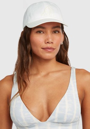 Biała bawełniana czapka baseballowa z haftowanym logo na przodzie. Miękka tekstura i zakrzywiony daszek.