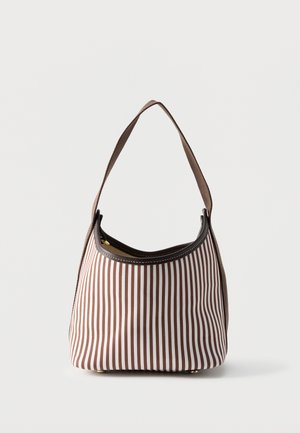 Καφέ και άσπρη κάθετη ριγέ τσάντα χειρός με έναν ιμάντα ώμου και ορατό φερμουάρ στο πάνω άνοιγμα.