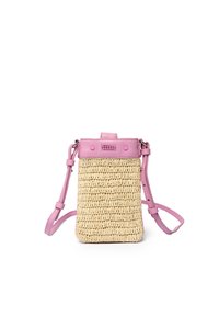 Sac à téléphone en paille tressée avec des accents en cuir rose. Il dispose d'une bandoulière amovible, d'une surface texturée et d'une fermeture à rabat. Compact et rectangulaire.