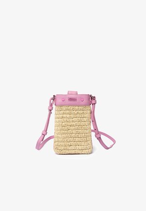 Sac à téléphone en paille tressée avec des accents en cuir rose. Il dispose d'une bandoulière amovible, d'une surface texturée et d'une fermeture à rabat. Compact et rectangulaire.