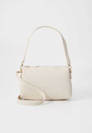 Beige handtas met gegraveerde bloemen- en logo patronen, een kort handvat en een afneembare schouderriem. Gladde textuur met gouden details.