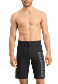 Schwarze Schwimmshorts mit mattem Finish, Kordelzugbund und großem eingeprägtem Logo auf der linken Seite. Leichtes Material.