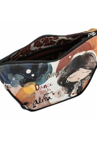 Kosmetiktasche aus Stoff mit bunten Mustern, Illustrationen und Text. Schwarzer Reißverschluss, Innenfutter mit sich wiederholendem Grafikdesign und metallischen Akzenten.