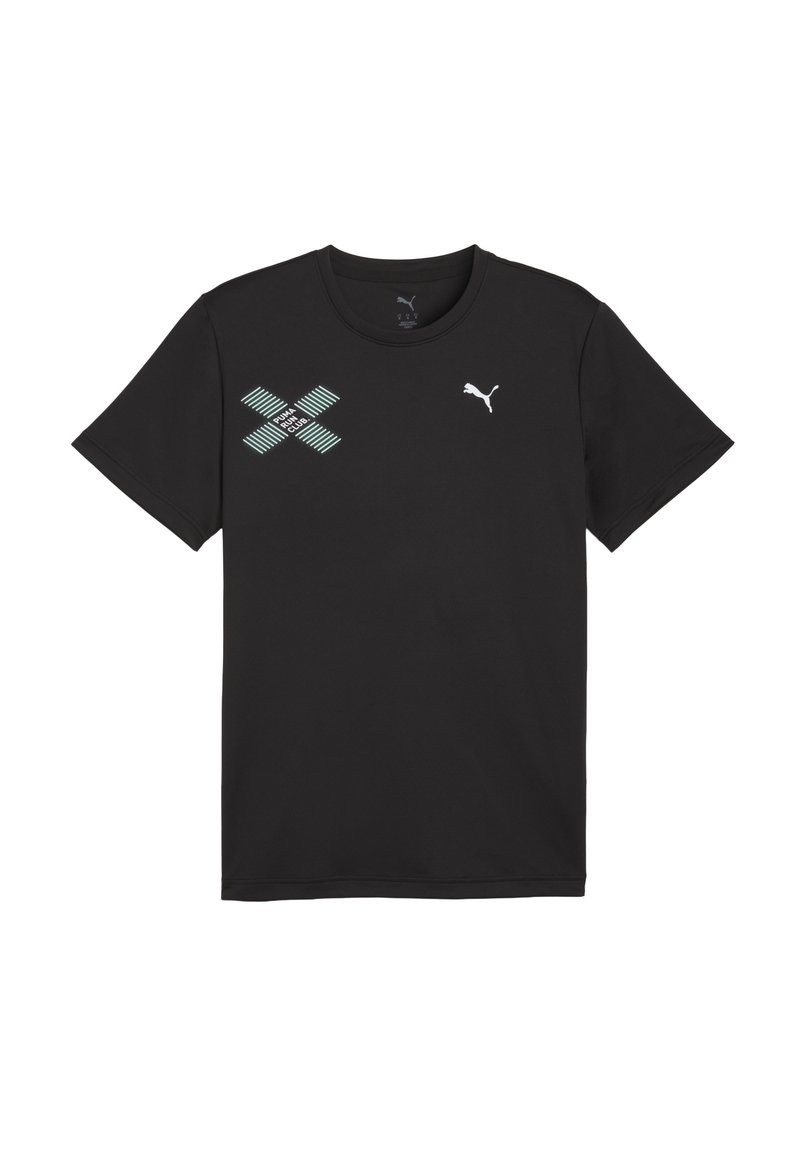 Sort kortærmet Puma t-shirt med hvid Puma-logo på højre bryst og stribet blå-grøn "PUMA RUN CLUB" grafik på venstre bryst.