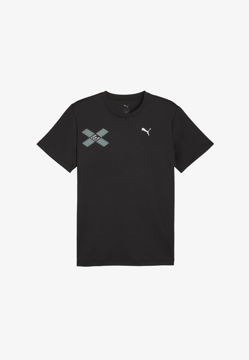 Camiseta negra de manga corta de Puma con el logo blanco de Puma en el lado derecho del pecho y un gráfico a rayas azul-verde "PUMA RUN CLUB" en el lado izquierdo del pecho.