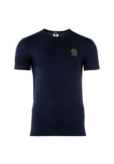 Camiseta de manga corta azul marino hecha de algodón suave. Presenta un logo dorado en el pecho. Diseño clásico de cuello redondo. Textura suave.