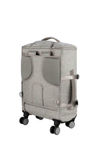 Grauer Rucksack auf Rollen mit strukturiertem Stoff, zwei Netzseitentaschen, Tragegriff oben und mehreren Gurten für sicheren Verschluss.