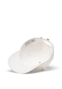 Biała czapka baseballowa z zakrzywionym daszkiem, wykonana z bawełny, z wyszywaną metką w środku, regulowanym paskiem i metalowym zapięciem z tyłu.