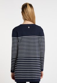 Maglione a maniche lunghe a righe blu navy e bianche con scollo rotondo e un dettaglio con bottone sul retro. Materiale a maglia morbido, vestibilità comoda.