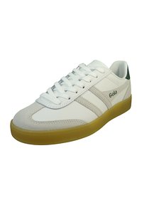 Zapatilla deportiva blanca con materiales de ante y cuero, que presenta una suela de goma amarilla, cierre de cordones y un discreto detalle de logo verde.