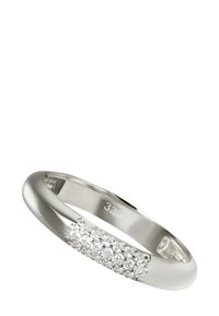 Bague en or blanc avec un anneau lisse orné d'une rangée horizontale de diamants clairs incrustés, mise en valeur par une finition polie subtile.