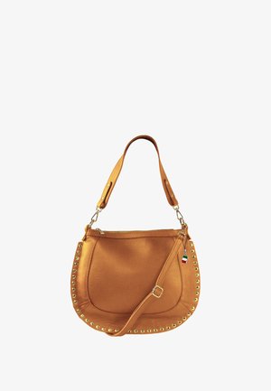 Lederen handtas in warm oranje, met een zachte textuur, ronde vorm, gouden studs langs de rand en een verstelbare strap.