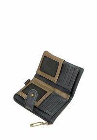 Billetera de cuero negra y marrón con cierre de cremallera, dos ranuras para tarjetas y ventanas de ID de malla. Presenta un acento de hardware en tono dorado.