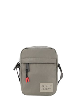 Sac bandoulière en tissu gris avec une poche à fermeture éclair sur le devant, des tirettes de fermeture éclair rouges et une étiquette logo embossée sur le devant. Forme carrée compacte.