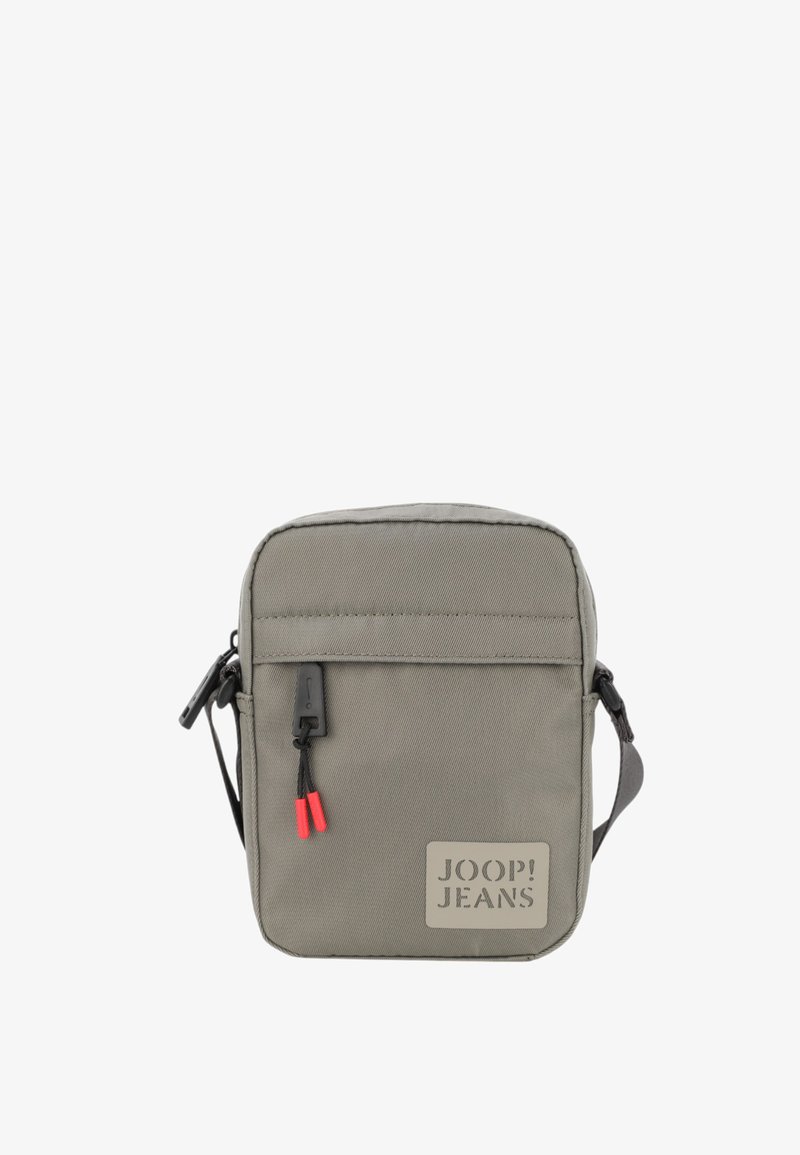 Borsa a tracolla in tessuto grigio con una tasca frontale con zip, zip rosse e una patch logo in debossé sul davanti. Forma quadrata compatta.