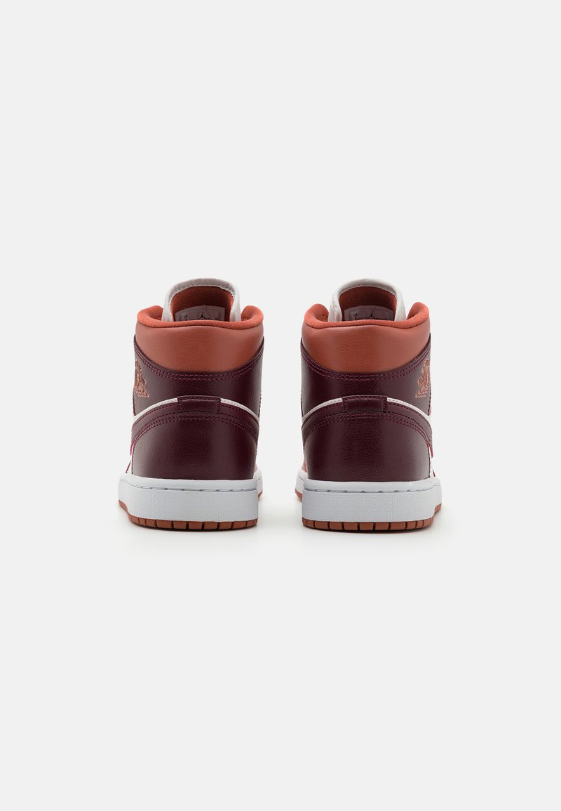 Baskets montantes avec une tige en cuir bordeaux, accents rose, semelle intermédiaire blanche et semelle en caoutchouc. Présente un logo sur le talon.