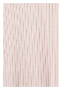 Tissu rose pâle côtelé avec des rayures blanches fines alternées, présentant une texture lisse et une légère brillance.