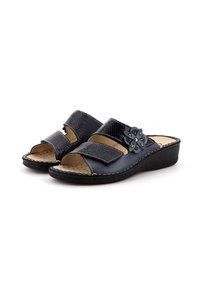 Sandali open-toe di colore blu scuro, caratterizzati da una tomaia in sintetico testurizzato, due cinturini regolabili e un'accenno floreale sul lato. Suola bassa a zeppa.