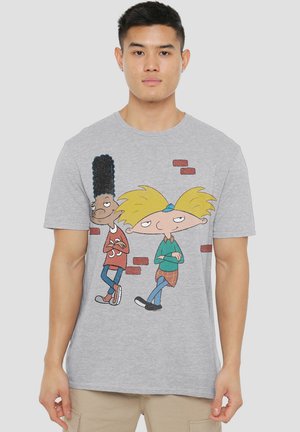 Grauem Baumwoll-T-Shirt mit Cartoon-Figuren in lebhaften Farben. Enthält ein Grafiker von zwei Charakteren vor einem Ziegelmauer-Hintergrund.