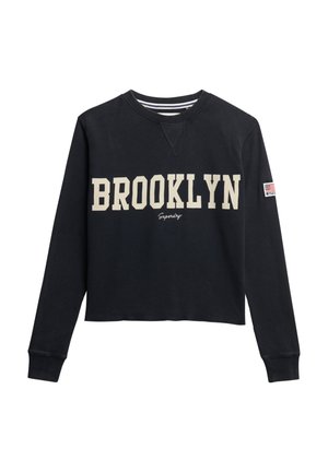 Zwarte cropped sweatshirt van ribbelstof, met "BROOKLYN" in crèmekleurige letters, een gestreepte ronde hals en een vlagdetail op de mouw.